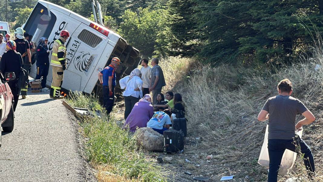 Kütahya’da yolcu otobüsü devrildi! Yaralılar var… 13